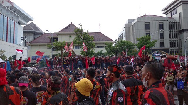 Suasana aksi unjuk rasa anggota Pemuda Pancasila di depan kantor DPRD Jawa Tengah, Jumat (26/11). Foto: Intan Alliva Khansa/kumparan