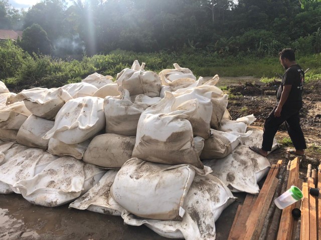 Potret Geobag untuk Penahan Banjir di Sintang (208668)