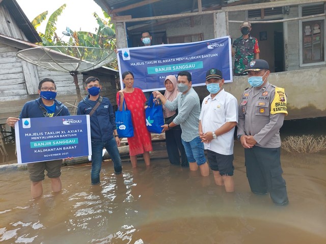 Karyawan XL Axiata Salurkan Bantuan untuk Korban Banjir di Kalbar (27053)