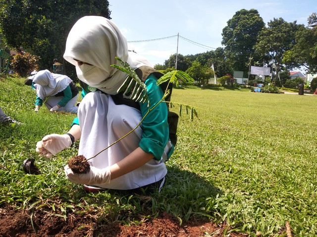 Sejumlah siswa-siswi SMP Islam Al Syukro menanam sejumlah pohon baik pohon buah,pohon hias hingga pohon rindang untuk menumbuhkan kecintaan lingkungan dan menjaga komitmen menjadi green school di tingkat Provinsi maupun wilayah Tangerang Selatan. (Jumat, 26/11) Dok. Dompet Dhuafa.