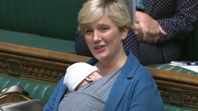 Stella Creasy mengikuti sidang di Majelis Rendah Parlemen Inggris bersama putranya pada September 2021.