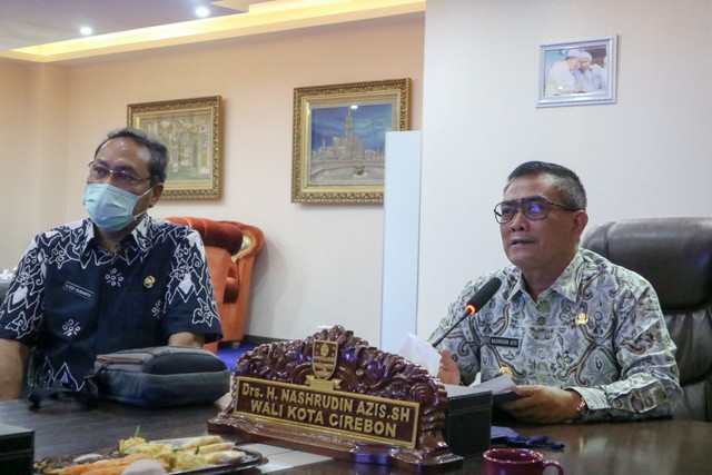 Wali Kota Cirebon Nashrudin Azis (kanan) dan Kepala Dinas Kesehatan.(DKIS Kota Cirebon)