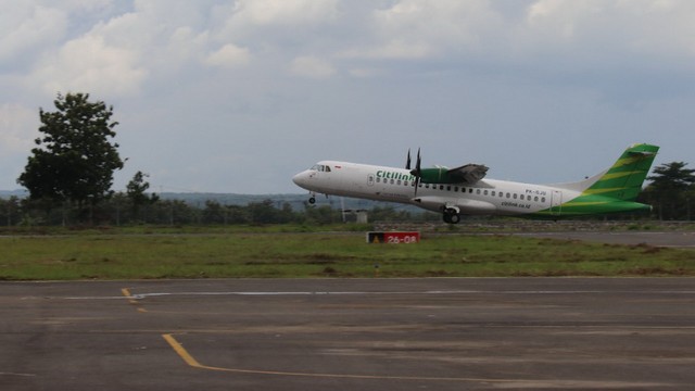 Pesawat jenis ATR 72 dari Maskapai Penerbangan Citilink saat terbang dari Bandara Ngloram, Blora menuju Bandara Halim Perdanakusuma, Jakarta. Jumat (26/11/2021) (foto: dok istimewa)