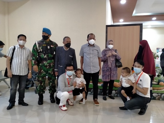 Abdullah dan Ibrahim disambut oleh tim RSUD Sultan Imanuddin, di Bandara Iskandar, Pangkalan Bun. Setelah berhasil menjalani operasi pemisahan oleh tim dokter Rumah Sakit Cipto Mangunkusumo (RSCM) Jakarta. Foto: dr. Aiman Dinata.
