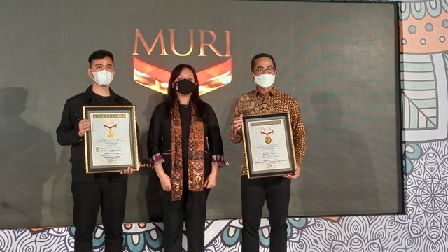 Wali Kota Solo Gibran Rakabuming (kiri) menerima penghargaan dari Museum Rekor Dunia Indonesia (MURI).