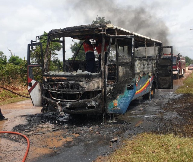 Bus vaksin keliling milik Polres Muara Enim yang terbakar. (foto: istimewa)