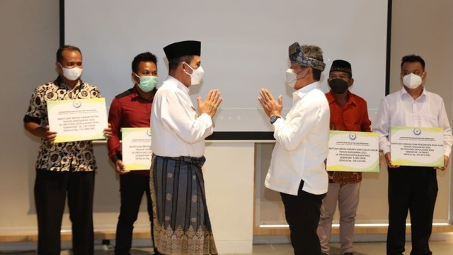 Menteri Kelautan dan Perikanan RI, Wahyu Sakti Trenggono, bersama Gubernur Kepri, Ansar Ahmad. Foto: Istimewa.