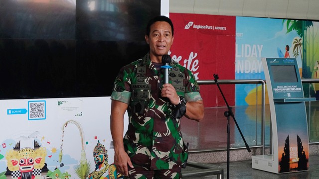 Panglima TNI Jenderal TNI Andika Perkasa memberikan keterangan pers saat meninjau kesiapan Bandara Internasional I Gusti Ngurah Rai dalam pelaksanaan KTT G20 di Badung, Bali, Jumat (26/11/2021). Foto: Nyoman Hendra Wibowo/ANTARA FOTO