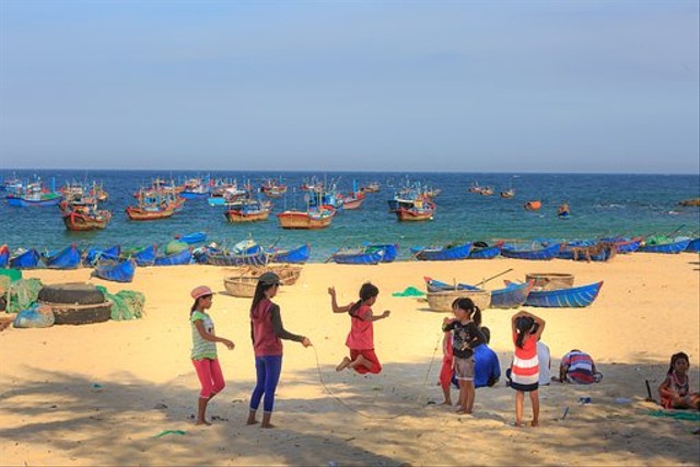 Anak-anak bermain lompat tali dipinggir pantai dengan menggunakan konsep fisika gaya gravitasi, usaha dan energi. Foto: pixabay.com