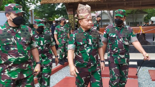 Kunjungan kerja KSAD Jenderal TNI Dudung Abdurachman di Kota Palu, Sulawesi Tengah, Jumat (26/11). Foto: Tim PaluPoso