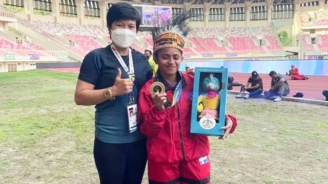 Susan Unggu, atlet paralimpik asal Sulawesi Utara, memamerkan medali emas yang diraihnya di ajang Peparnas XVI 2021 Papua. (foto: istimewa)
