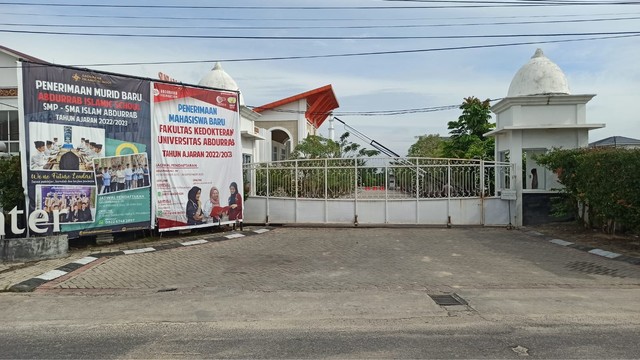 SMP Abdurrab Islamic School di Jalan Bakti, Tangkerang Timur, Bukit Raya, Pekanbaru. 
