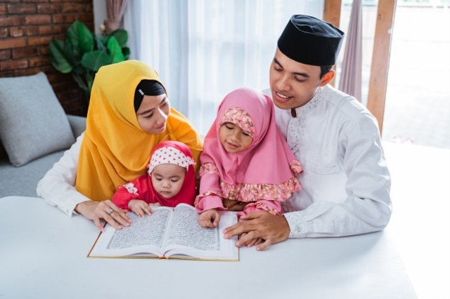 Sumber : https://www.freepik.com/premium-photo/asian-family-reading-quran-together_8964502.htm