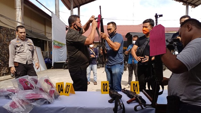 Senjata yang digunakan pelaku dalam penembakan pos Polisi di Aceh Barat. Foto: Siti Aisyah/acehkini