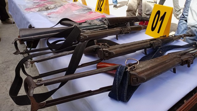 Senjata masa konflik Aceh yang digunakan para tersangka. Foto: Siti Aisyah/acehkini