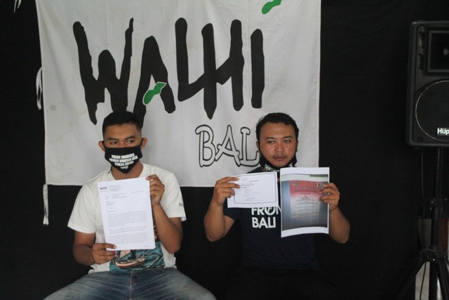Aktivis WALHI Bali saat menunjukkan unggahan status di Facebook - IST