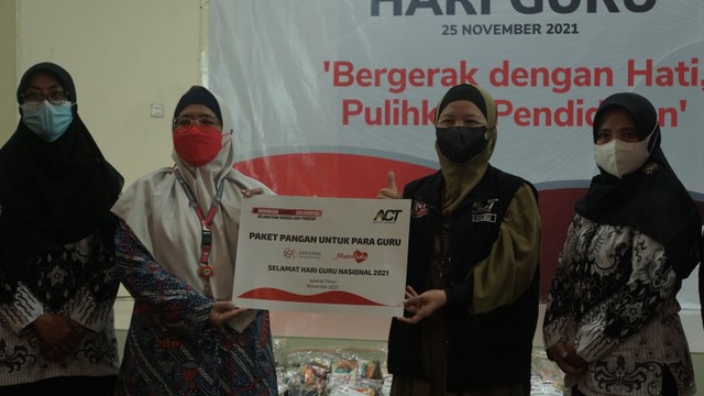 Memperingati Hari Guru Nasional, ACT Berikan  Tanda Kasih