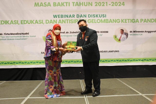 Wali Kota Bandar Lampung dalam pelantikan pengurus IDI Cabang Bandar Lampung masa bakti 2021-2024, Sabtu (27/11) | Foto : Ist