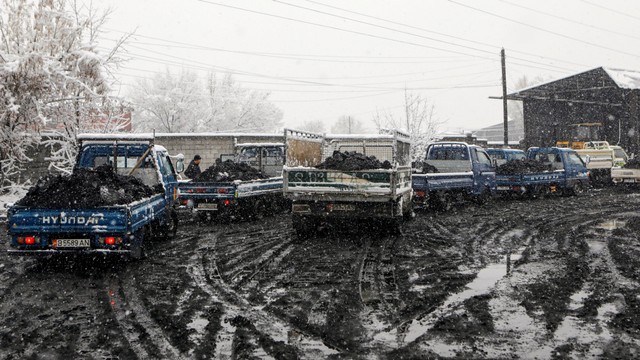 Truk terlihat mengantre untuk batu bara yang dibeli orang dengan harga murah, di Bishkek, Kyrgyzstan, Jumat (26/11). Foto: Vladimir Pirogov/REUTERS