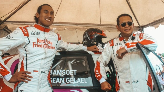 Bambang Soesatyo bersama pembalap Sean Gelael mengikuti balap Sprint Rally 2021 di Meikarta, Bekasi, Sabtu (27/11). Foto: Instagram/@gelaelized