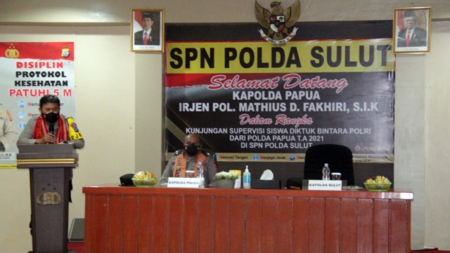 Kapolda Sulut, Irjen Pol Mulyatno saat menyambut Kapolda Papua, Irjen Pol Mathius Fakhiri dalah kunjungan supervisi siswa Diktuk Bintara Polri di SPN Karombasan, Manado. (foto: istimewa)
