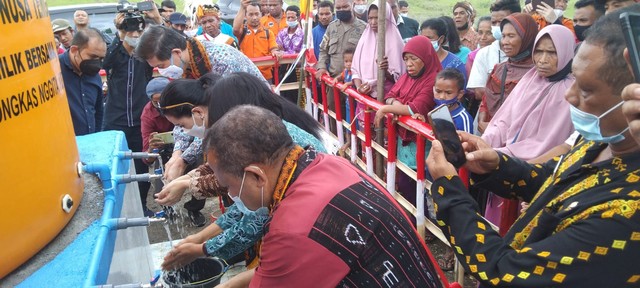 Anggota DPR RI, Julie Sutrisno Laiskodat, saat meresmikan sumur bor air bersih di Dusun Kedu, Desa Ria 1, Kecamatan Riung Barat, Kabupaten Ngada, NTT, Jumat (26/11). Foto : Istimewa