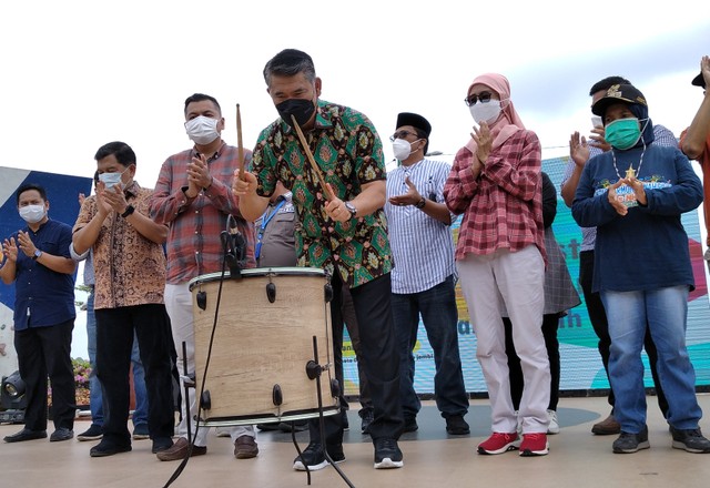 Sebagai tanda dimulai acara bazar kuliner tradisional, Wali Kota Jambi memukul drum. (Foto: M Sobar Alfahri)