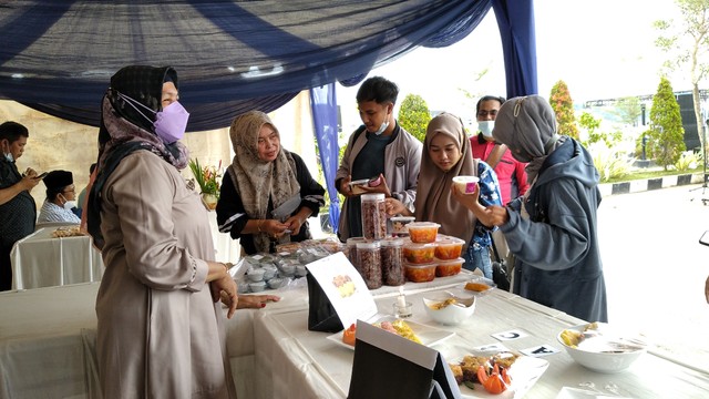 Para jurnalis terlihat asyik memilih menu cemilan di bazar. (Foto: M Sobar Alfahri)