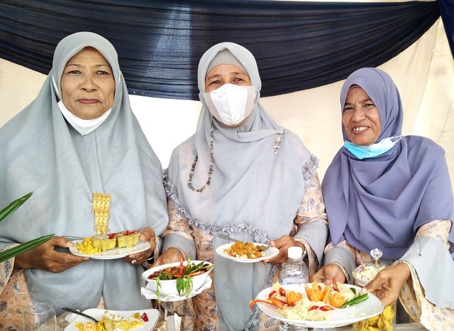 Ibu-ibu perwakilan Kecamatan Danau Teluk menunjukkan masakannya, temasuk Roti Jalo. (Foto: M Sobar Alfahri)