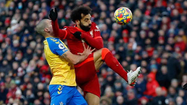 Pemain Liverpool Mohamed Salah beraksi dengan Southampton Oriol Romeu pada pertandingan Liga Premier antara Liverpool melawan Southampton di Stadion Anfield, Liverpool, Inggris - 27 November 2021. Foto: Phil Noble/REUTERS