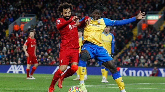 Pemain Liverpool Mohamed Salah beraksi dengan pemain Southampton Mohammed Salisu pada pertandingan Liga Premier antara Liverpool melawan Southampton di Anfield, Liverpool, Inggris - 27 November 2021. Foto: Phil Noble/REUTERS