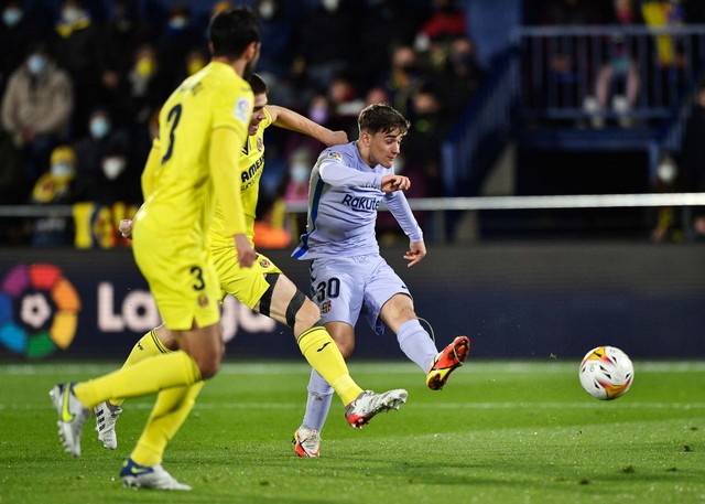 Gavi FC Barcelona beraksi pada pertandingan LaLiga antara Villarreal melawan FC Barcelona di Estadio de la Ceramica, Villarreal, Spanyol - 27 November 2021. Foto: Pablo Morano/REUTERS