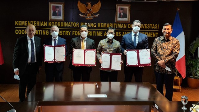 Pihak PLN dari Indonesia dan AFD Prancis menunjukan surat niatan penguatan kerja sama di bidang energi yang telah ditandatangani. Kerja sama ini untuk mendukung transisi energi di Indonesia, dengan jumlah indikatif dukungan 500 juta euro dalam 5 tahun ke depan. (foto: istimewa)