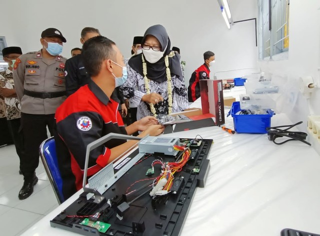 Diluncurkan, Laptop Bikinan Siswa SMK di Tegal Siap Rambah Pasar Lokal (105273)