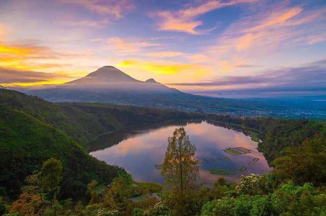 Telaga Menjer, Dieng. Foto: Instagram Telaga Menjer