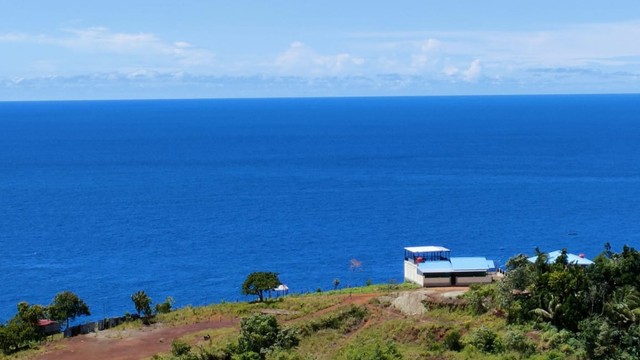 Lautan Pasifik yang dapat terlihat dari Pantai Base G Jayapura. (BumiPapua.com/Katharina)