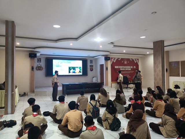 Satuan Lalu Lintas Polres Sintang bidang Dikyasa memberikan penyuluhan tentang lalu lintas kepada Saka Bhayangkara Polres Sintang yang dilaksanakan di Aula Polres Sintang. Minggu 28/11. Foto: Yobby