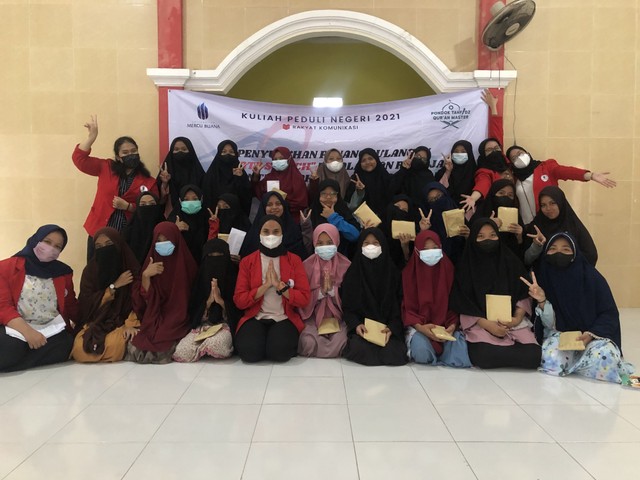 Foto bersama tim pelaksana Kuliah Peduli Negeri dengan siswa Pondok Tahfidz Qur'an Al Faruq. Sumber: Dokumentasi Pribadi