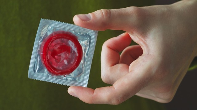 Kondom jadi salah satu pilihan kontrasepsi pasangan suami istri. Foto: Shutterstock