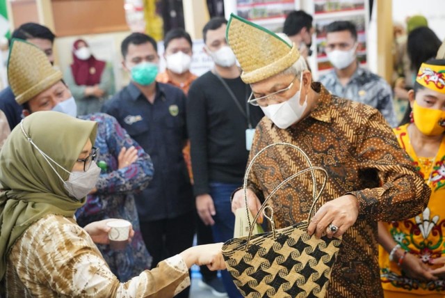Wakil Gubernur Sumatera Selatan (Sumsel), Mawardi Yahya, melihat hasil kerajinan pada pameran ini. Foto: Istimewa