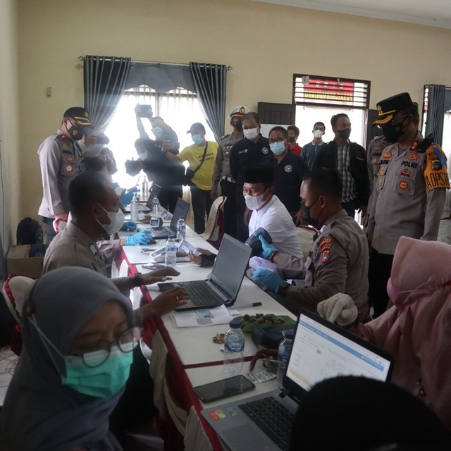 Warga di Belitung Timur ikut vaksinasi gratis yang digelar Kemenparekraf.