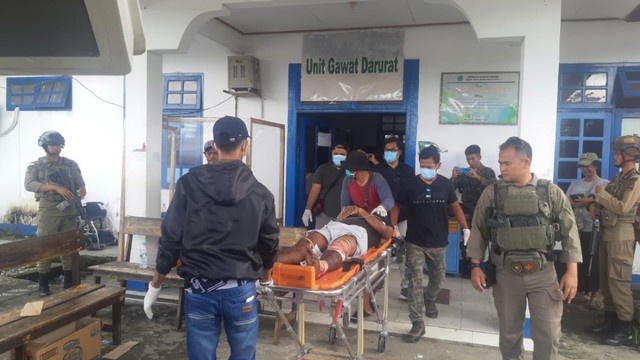 Polisi mengawal ketat evakuasi Komandan Operasi KKB wilayah Yahukimo, Demius Magayang alias Temius Magayang ke RS Bhayangkara Kota Jayapura. (Dok Humas Polda Papua) 