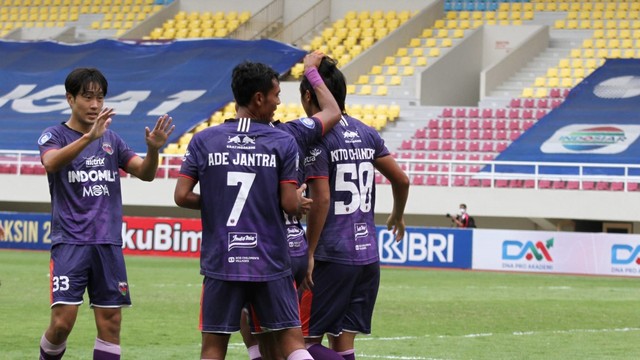 Selebrasi pemain Persita Tangerang usai menciptakan gol saat melawan PSS Leman di Stadion Manahan Solo, Minggu (28/11/2021). FOTO: Agung Santoso
