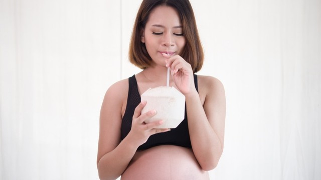 Minum Air Kelapa saat Hamil Bikin Kulit Bayi Putih, Mitos atau Fakta? (424551)
