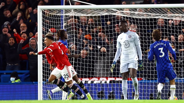 Selebrasi pemain Manchester United Jadon Sancho usai mencetak gol ke gawang Chelsea pada pertandingan lanjuta Liga Inggris di Stamford Bridge, London, Inggris.
 Foto: David Klein/REUTERS
