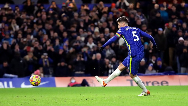 Pemain Chelsea Jorginho mencetak gol ke gawang Manchester United pada pertandingan lanjuta Liga Inggris di Stamford Bridge, London, Inggris.
 Foto: David Klein/REUTERS