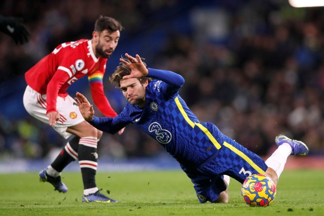 Pemain Chelsea Marcos Alonso berebut bola dengan pemain Manchester United Bruno Fernandes pada pertandingan lanjuta Liga Inggris di Stamford Bridge, London, Inggris. Foto: Matthew Childs/REUTERS