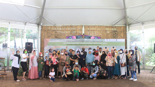Pelatihan manajemen keuangan keluarga sopir angkutan umum Kota Bandung, di Bandung (06/11/2021). Foto: Dokumentasi Panitia