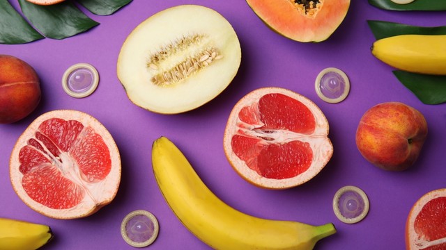 Ilustrasi kondom rasa buah-buahan. Foto: Shutter Stock