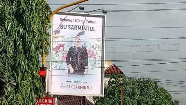 Baliho ucapan selamat ulang tahun dari pedagang mie ayam di Bantul untuk istrinya. Foto: Erfanto/Tugu Jogja